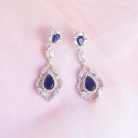 Boucles d’oreilles mariage bleues longues en cristal « Adeline »