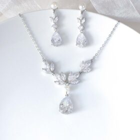 https://www.aurorasecrets.fr/mariage/bijoux-mariage/parure-bijoux-mariage/parure-bijoux-mariage-elegant-collier-boucles-cristal-perles-kely