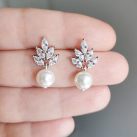 Boucles d’oreilles pour mariée diamantées délicates petites en cristal et perles Swarovski Laure