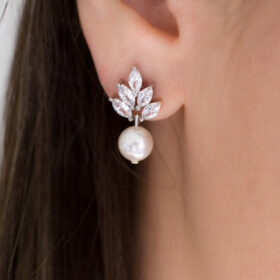 Boucles d’oreilles pour mariée diamantées délicates petites en cristal et perles Swarovski Laure